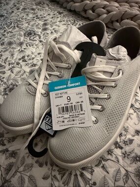 Reef womens NEPTUNE Knit Sneakers in Light Grey